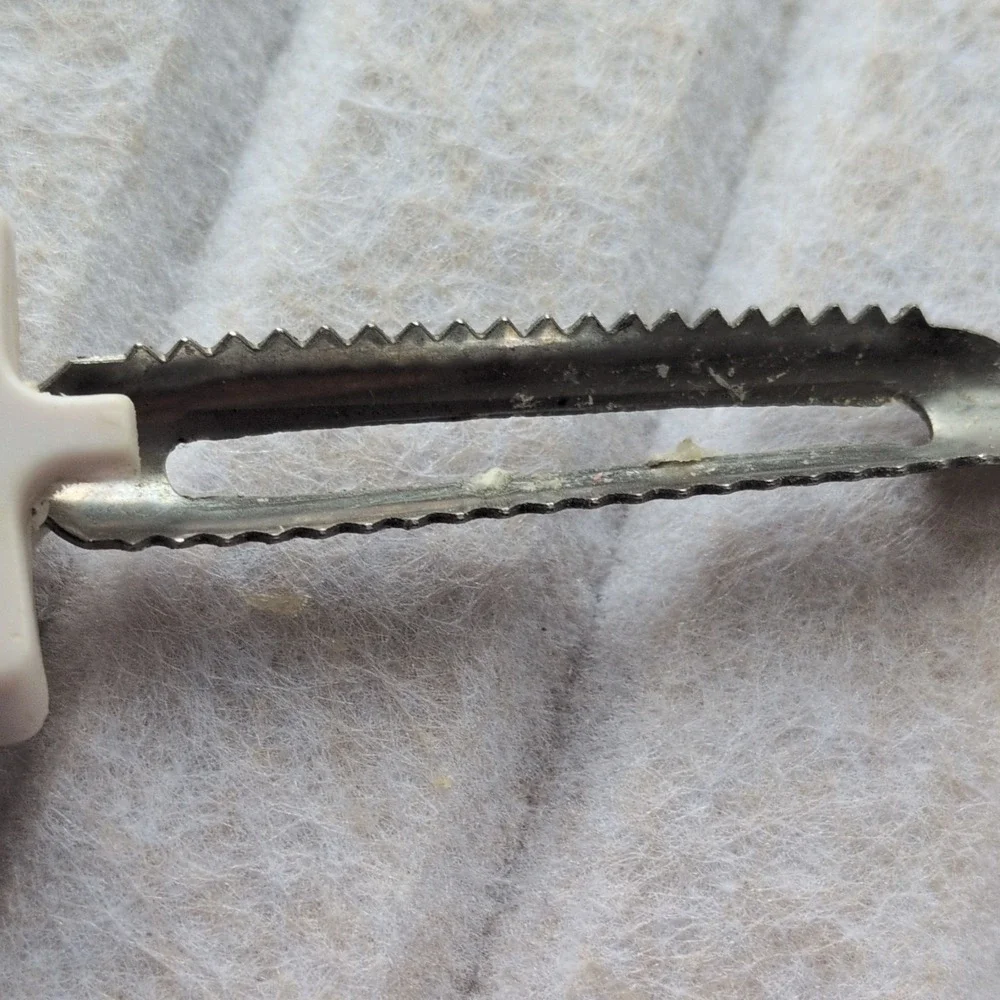 Manual Serrated Vegetable Peeler with‎ White Plastic Handle and Metal Blade